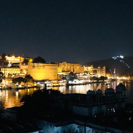 Hotel Nirvana Lakeside Udaipur Esterno foto