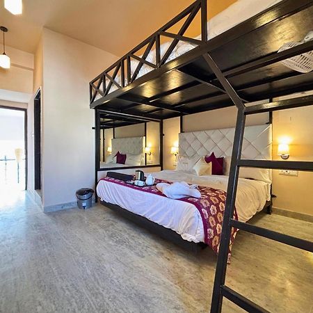 Hotel Nirvana Lakeside Udaipur Esterno foto