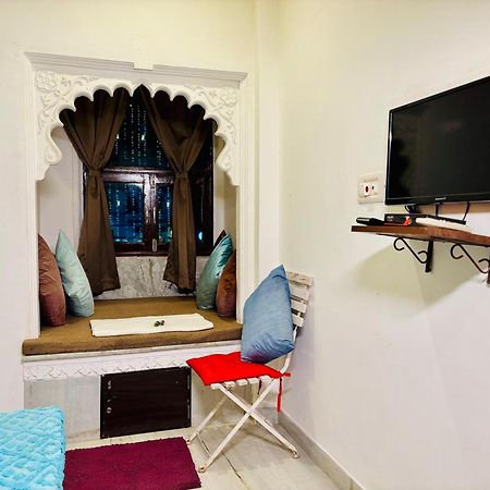 Hotel Nirvana Lakeside Udaipur Esterno foto