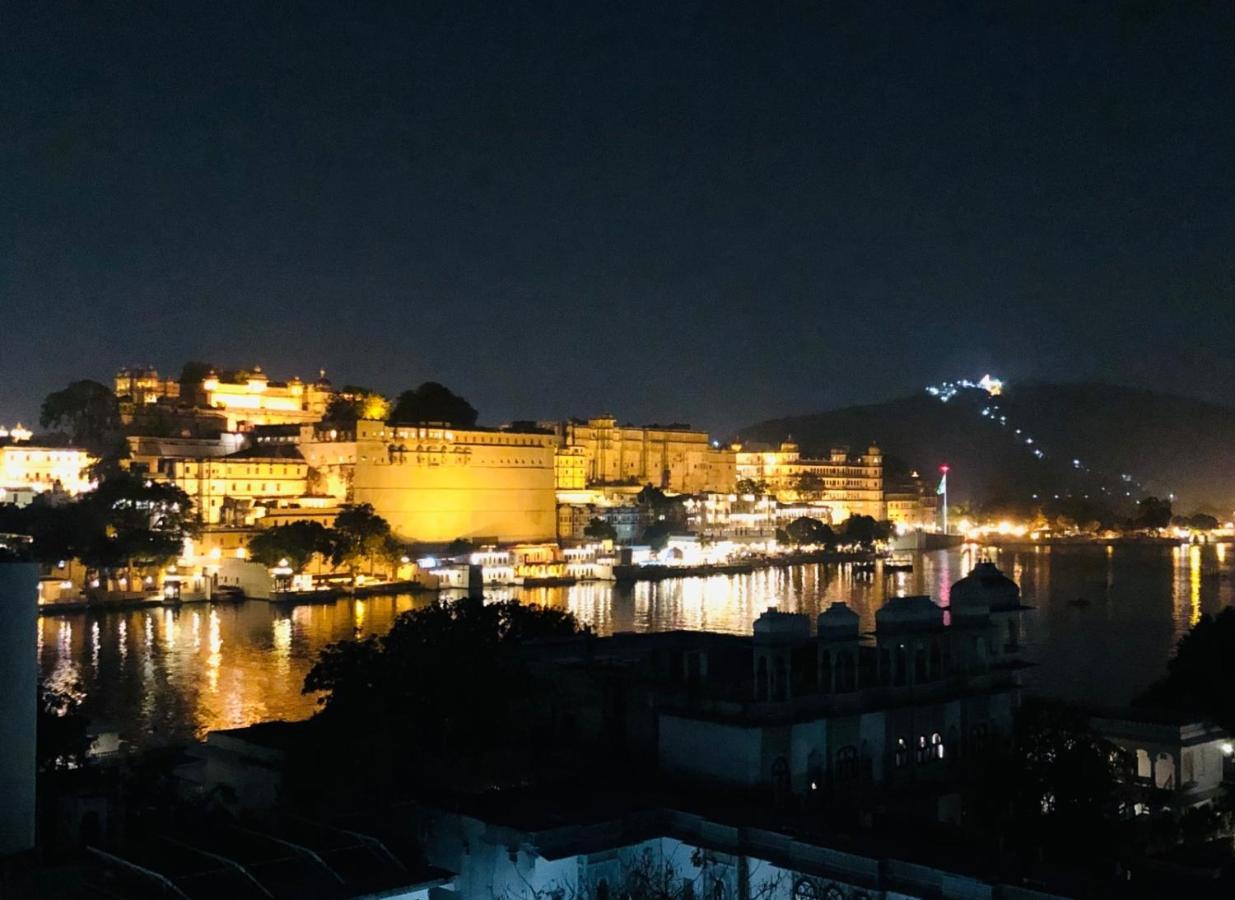 Hotel Nirvana Lakeside Udaipur Esterno foto