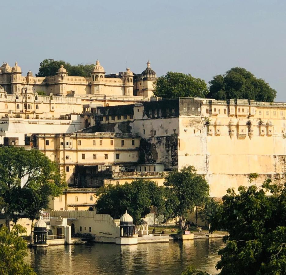 Hotel Nirvana Lakeside Udaipur Esterno foto