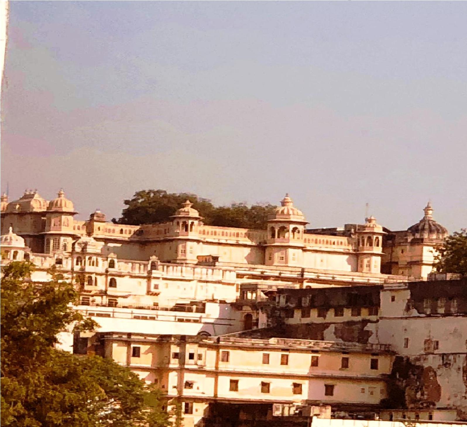 Hotel Nirvana Lakeside Udaipur Esterno foto