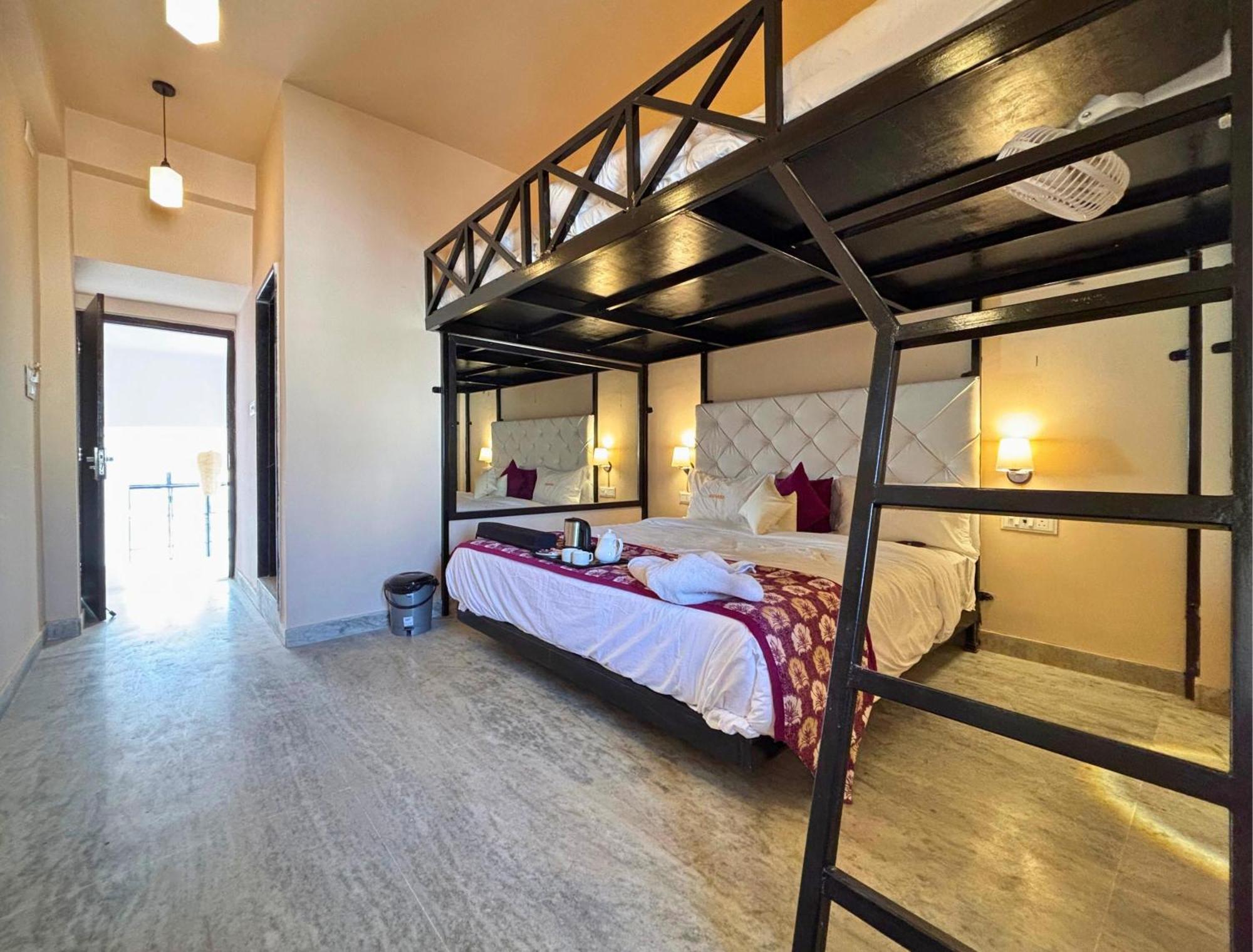 Hotel Nirvana Lakeside Udaipur Esterno foto
