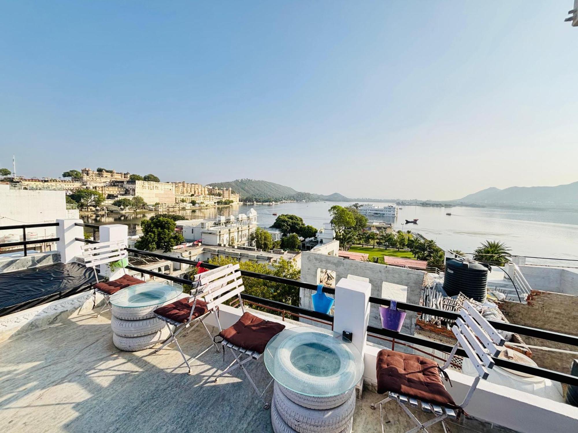 Hotel Nirvana Lakeside Udaipur Esterno foto